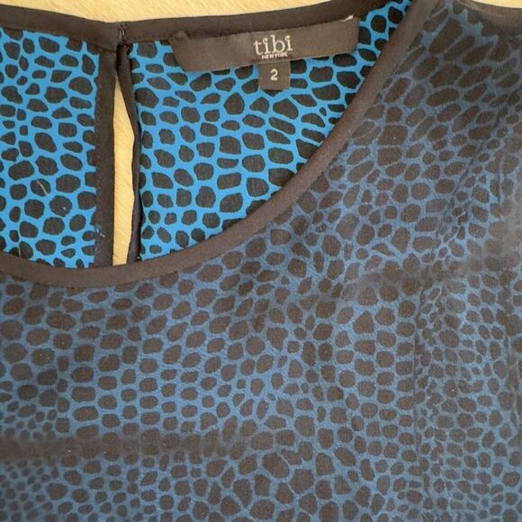 Designer Tibi Top 100% Silk Bateau Neckline Short Sleeve Layered Black Blue Shir - Picture 4 of 7